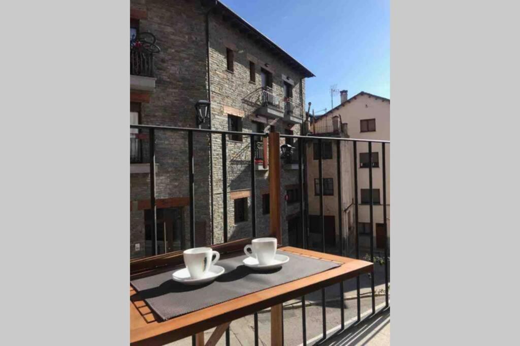 Puigcerda Centro. Acogedor Apartament En El Pueblo Bagian luar foto